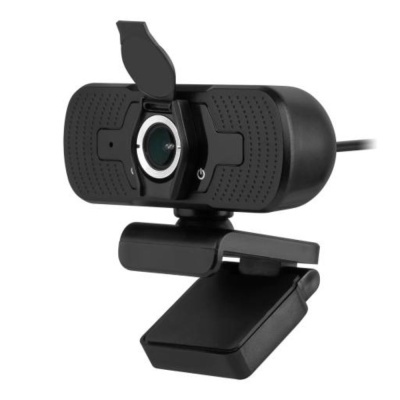 Webcam preta com tampa de proteção da lente aberta e suporte ajustável
