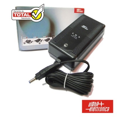 Carregador preto com cabo enrolado na caixa branca com selo total satisfação e logo alpha elettronica