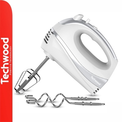 Batedeira elétrica Techwood branca com ganchos e varinhas para bater