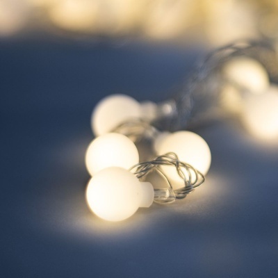 Luzes decorativas em formato de bolas brancas acesas