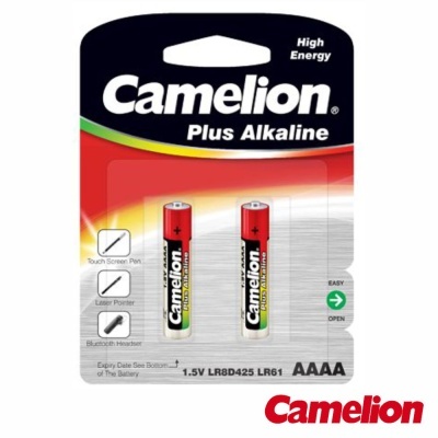 Embalagem com duas pilhas AAAA Camelion Plus Alkaline em fundo branco