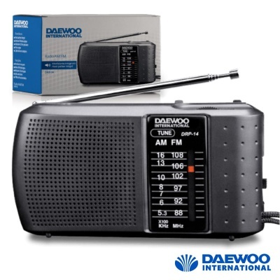 Rádio portátil preto Daewoo International DRR-14 com antena e escala AM/FM ao lado da sua embalagem