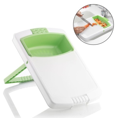 Tabuleiro de corte branco e verde com escorredor e base inclinada