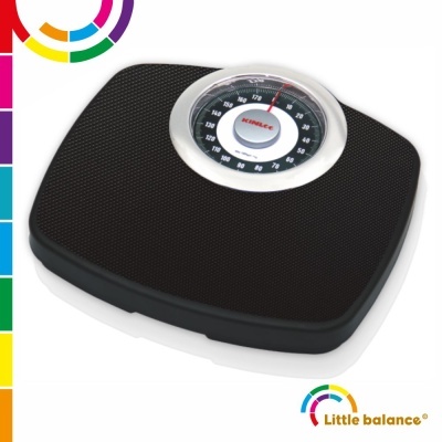 Balança mecânica preta com mostrador circular e marca Little balance