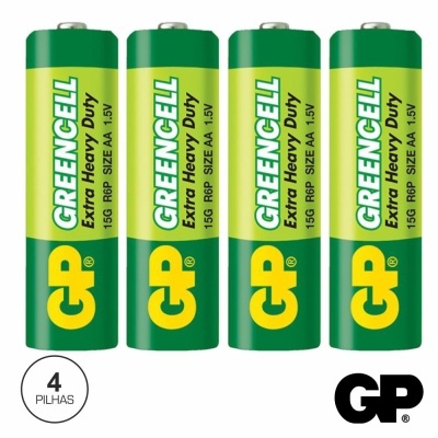 Quatro pilhas AA 1.5V GP Greencell Extra Heavy Duty em fundo branco com logótipo GP