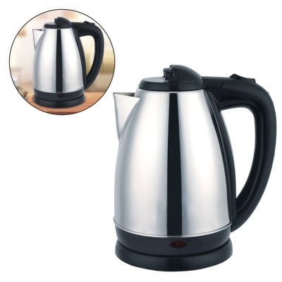 Chaleira elétrica de inox com pega preta em plástico sobre bancada de madeira