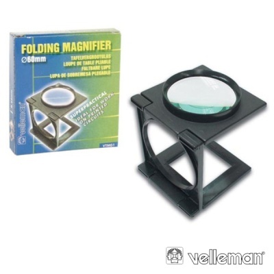 Amplificador de leitura dobrável preto com lente redonda e caixa colorida com texto multilingue.