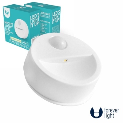 Luz LED noturna branca redonda com sensor de movimento e embalagem azul.