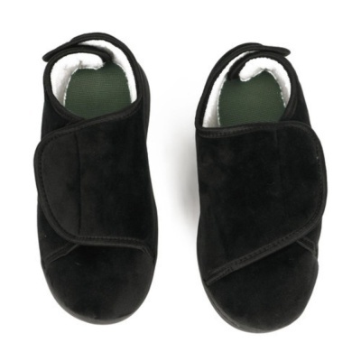 Chinelos pretos com fecho em velcro e interior branco macio