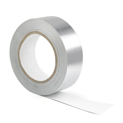 Rolo de fita adesiva metálica prateada com parte desenrolada
