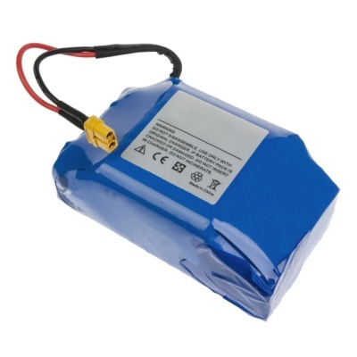 Bateria azul com cabo e conector