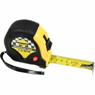 Fita métrica preta e amarela com fita amarela estendida e letra MEASURING TAPE 7.5 MTR