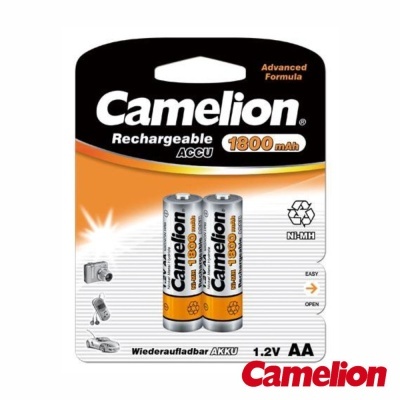 Pacote de duas pilhas recarregáveis Camelion AA 1800 mAh em embalagem plástica laranja e branca.