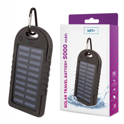 Carregador portátil solar preto com painel solar e gancho, ao lado da embalagem do produto