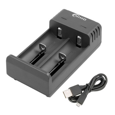 Carregador de bateria preto com duas ranhuras e cabo USB