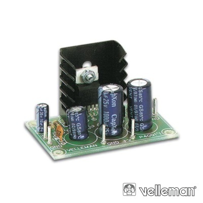 Placa eletrónica com condensadores azuis e dissipador preto