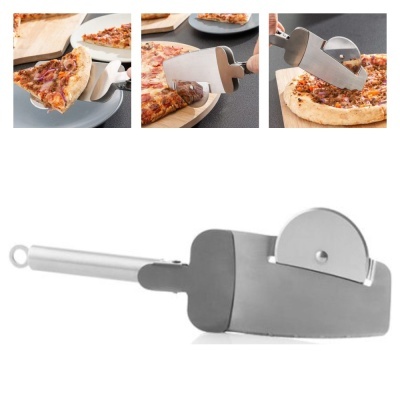 Cortador de pizza com cabo de metal sendo usado em pizza sobre pratos cinzentos.