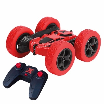 Carrinho de controlo remoto com pneus grandes vermelhos e comando preto com botões vermelhos