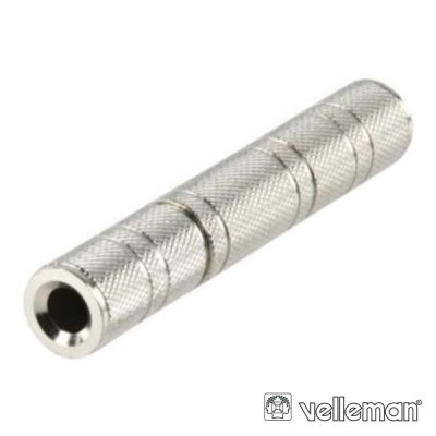 Adaptador de áudio metálico cilíndrico prateado com textura antiderrapante