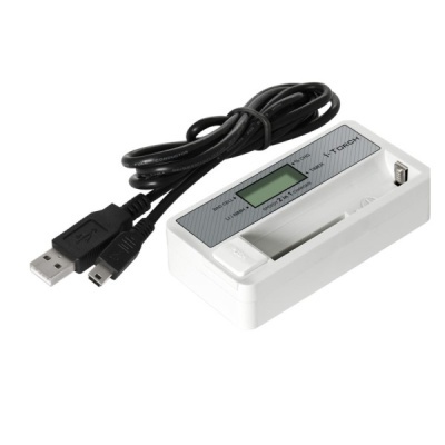 Leitor de cartões de memória branco com ecrã LCD e cabo USB preto