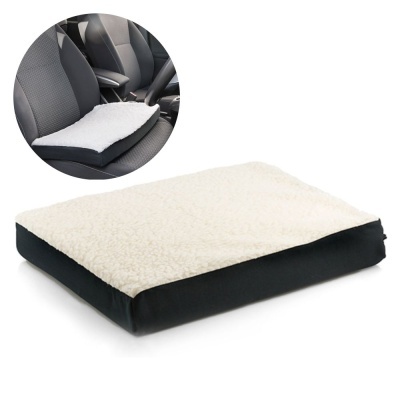 Almofada branca e preta felpuda usada em cadeira de carro cinzenta