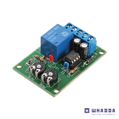 Placa eletrónica com relé azul e componentes variados em fundo branco