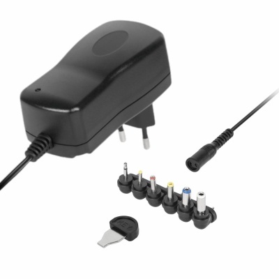 Transformador carregador preto com adaptadores de pontas coloridas e chave de ajuste