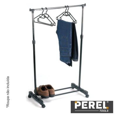 Estrutura para pendurar roupa com cabides, calças jeans e sapatos