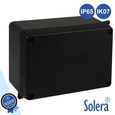 Caixa elétrica preta de plástico com tampo aparafusado e selos IP65 IK07, fundo branco, logo Solera