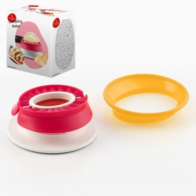 Máquina para fazer bolinhos vermelha e branca com tigela amarela, caixa de embalagem ao fundo