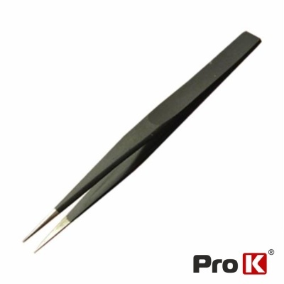 Pinça preta com ponta fina em metal prateado