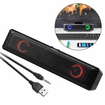 Coluna de som preta com iluminação vermelha em C, cabos USB e jack