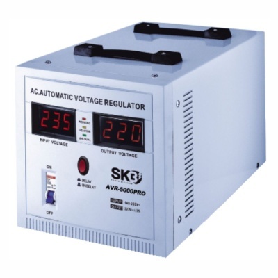 Regulador automático de tensão AC branco com visor digital e interruptor