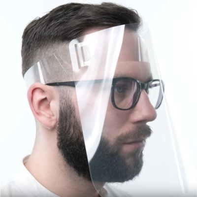 Homem com viseira facial transparente e banda elástica branca