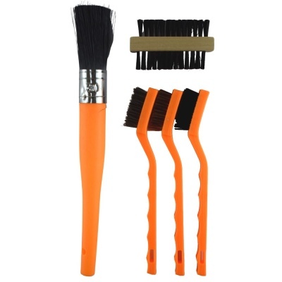 Conjunto de pincéis e escovas com cabos laranja e cerdas pretas