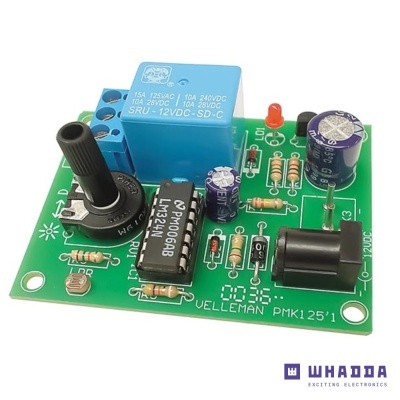 Placa eletrónica verde com componentes eletrónicos e relé azul