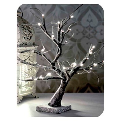 Árvore decorativa com luzes LED brancas em ramos escuros e base de pedra cinzenta