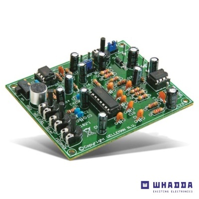 Placa eletrónica verde com componentes e logotipo Whadda no fundo branco