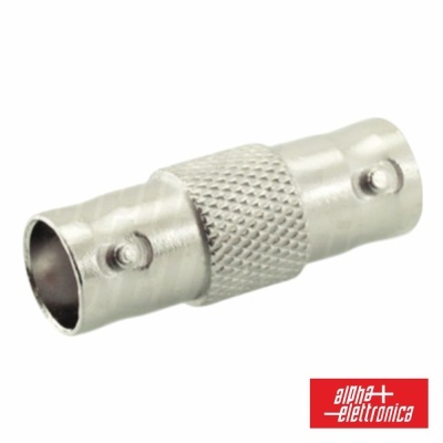 Conector adaptador metálico prateado com textura canelada no centro e pinos de fixação, em fundo branco