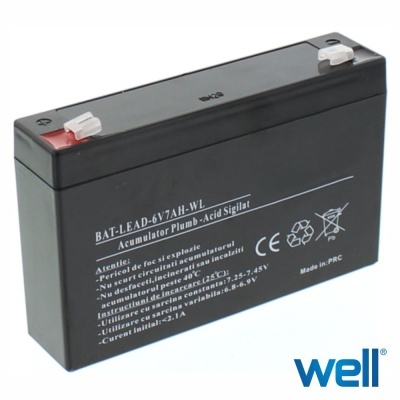 Bateria chumbo-ácido preta com terminais vermelhos e cinza, texto branco na lateral