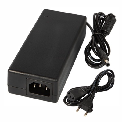 Transformador preto com cabo e ficha de alimentação