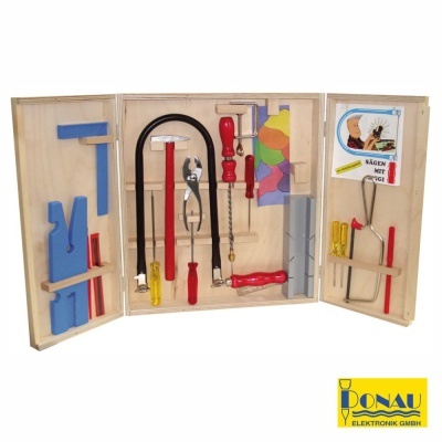 Caixa de ferramentas em madeira com vários acessórios coloridos, etiqueta e logo DONAU ELEKTRONIK
