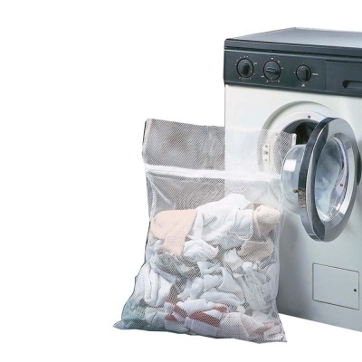 Máquina de lavar roupa branca com saco rede para roupa
