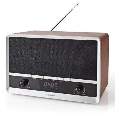 Rádio retro em madeira castanha com painel preto e visor digital azul
