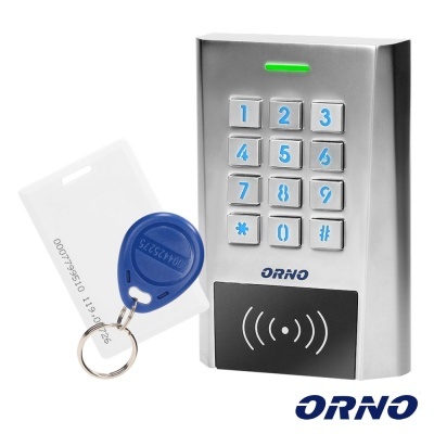 Teclado de acesso metálico com leitor RFID e acessórios em fundo branco