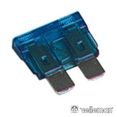 Fusível automóvel azul com dois terminais metálicos planos e corpo plástico translúcido