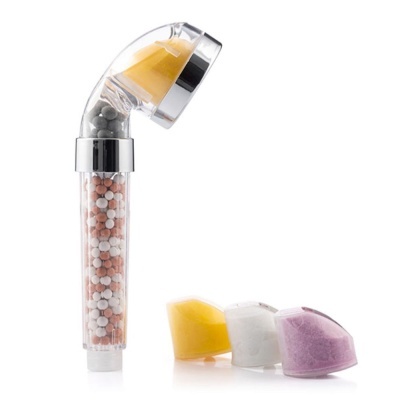 Chuveiro transparente com bolas coloridas e três filtros substituíveis amarelo, branco e lilás.