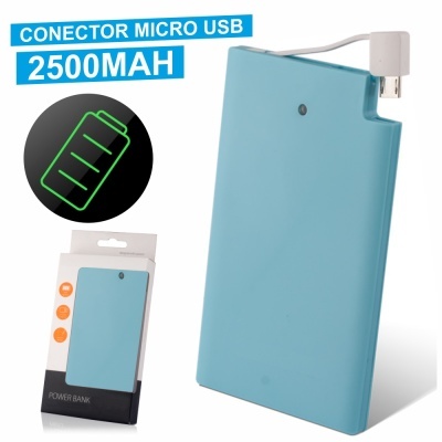 Power bank azul claro com cabo micro USB, capacidade 2500mAh, em embalagem