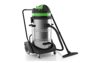 Aspirador industrial metálico com partes plásticas a preto e verde, sobre rodas.
