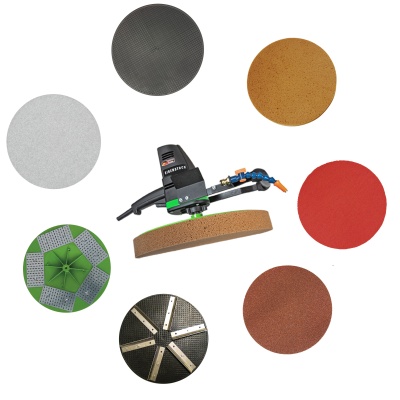 Discos abrasivos coloridos com ferramenta elétrica